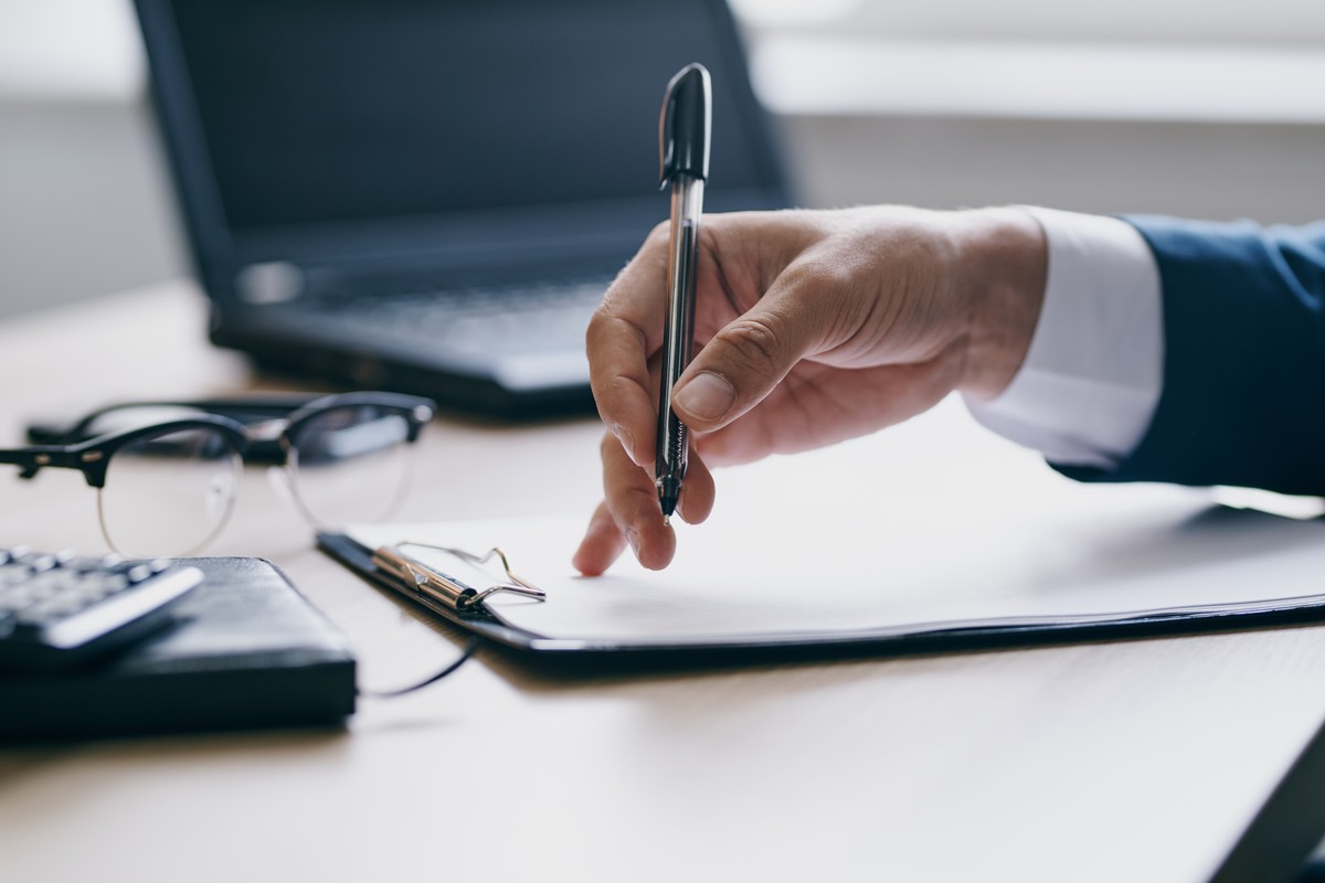 Vérification des clauses d'un contrat de location de bureau flexible