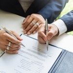 Signature d'un contrat de location de bureau à Aix-en-Provence